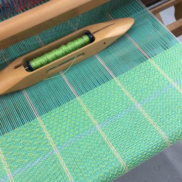 Weaving a twill gamp on a table loom