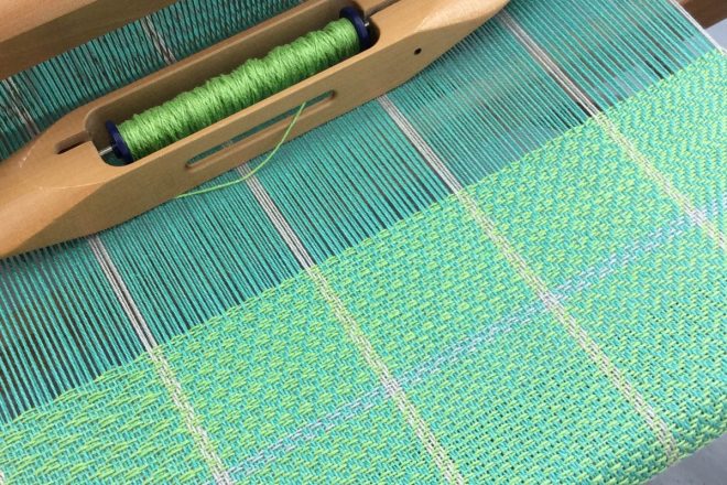 Weaving a twill gamp on a table loom